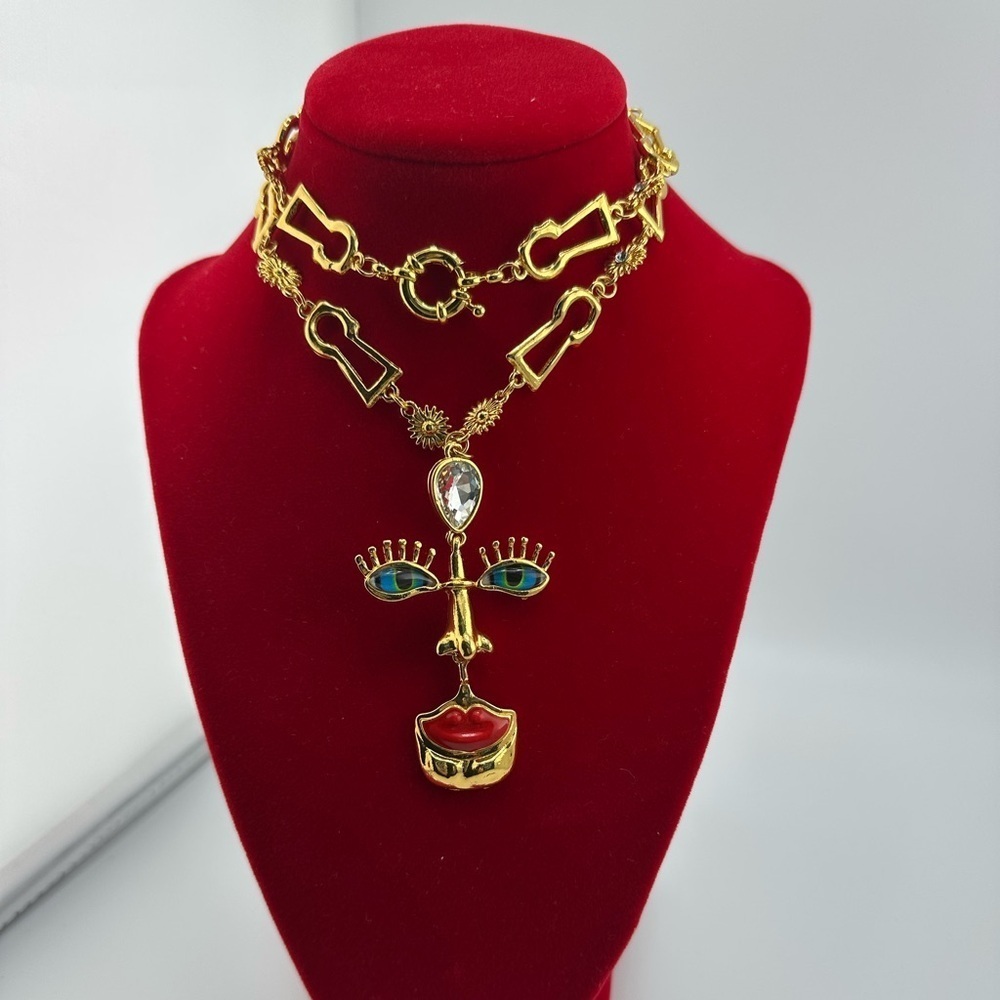 Visage Baroque Gold Artistic Face Pendant Necklace - Picture 6 of 11